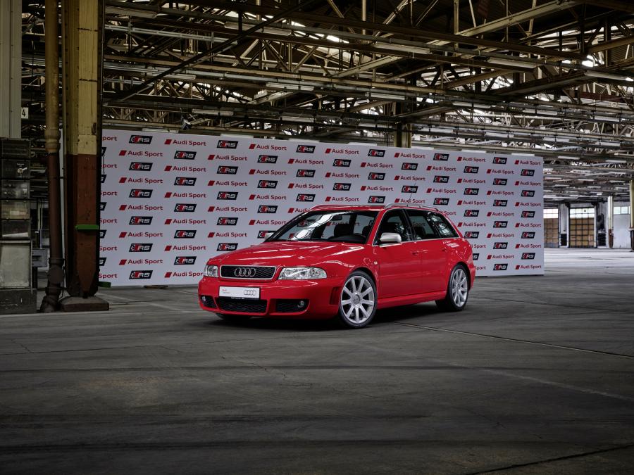  Audi RS4 Avant 2000 года  (фото 1 из 31)